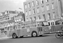 831195 Afbeelding van een autobus op het Vredenburg te Utrecht.
